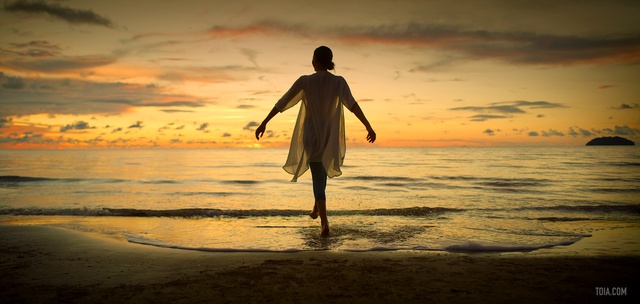 Video Reference: People in nature, Sky, Horizon, Water, Sea, People on beach, Ocean, Standing, Sunset, Morning