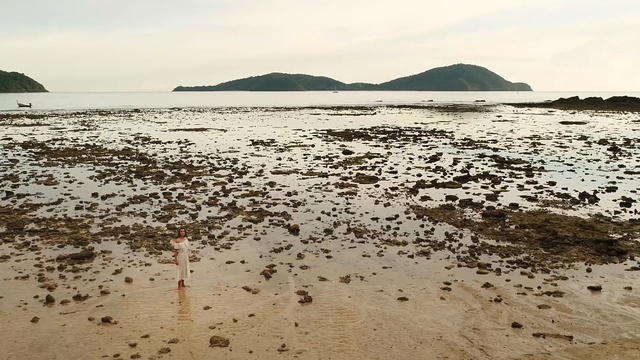 Video Reference: sea, body of water, shore, beach, coast, water, coastal and oceanic landforms, sky, ocean, horizon