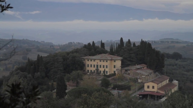 Video Reference: Hill station, Atmospheric phenomenon, Mountain village, Landmark, Mountainous landforms, Town, Highland, Mountain range, Hill, Mountain