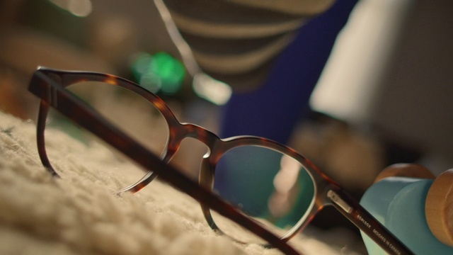 Video Reference: Eyewear, Glasses, Transparent material, Personal protective equipment, Sunglasses, Close-up, Vision care, Glass, Shadow, Reflection