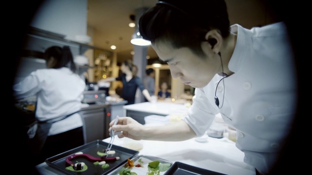 Video Reference: Cook, Chef, Cooking, Food, Culinary art, À la carte food, Job, Cuisine, Restaurant, Service