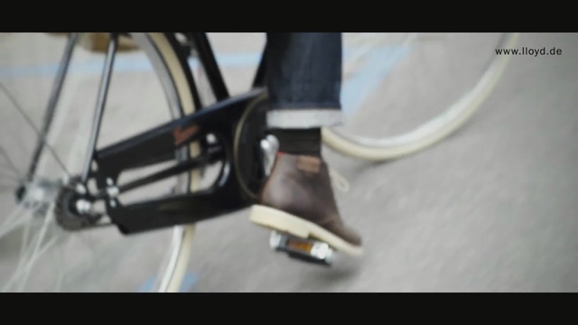 Video Reference: road bicycle, bicycle, bicycle wheel, bicycle frame, mode of transport, bicycle part, bicycle accessory, wheel, product, sports equipment