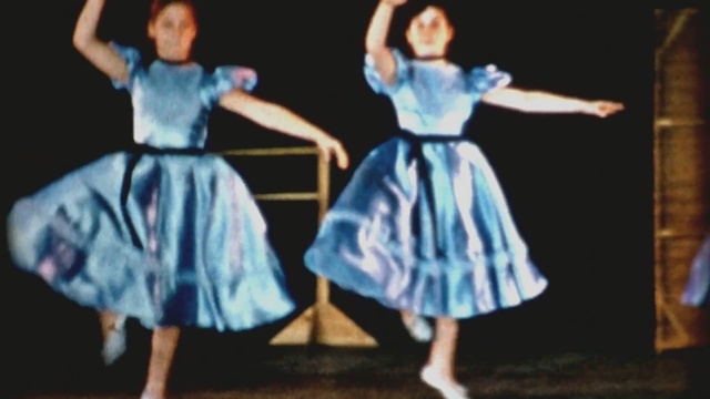 Video Reference: Entertainment, Dance, Performing arts, Dancer, Folk dance, Choreography, Performance, Event, Concert dance, Modern dance, Person