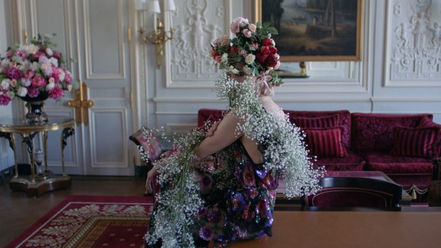 Video Reference: Floral design, Flower Arranging, Floristry, Christmas decoration, Bouquet, Flower, Christmas tree, Dress, Cut flowers, Plant