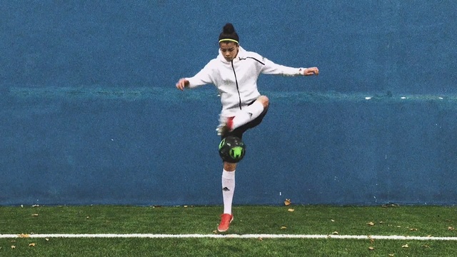 Video Reference: player, football player, team sport, grass, sports, sport venue, competition event, ball, competition, kick