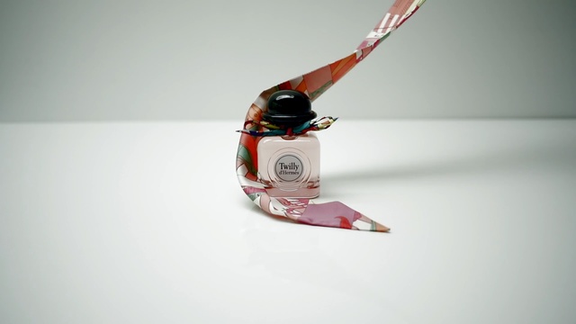 Video Reference: pack, product, scent, perfume, white background, studio