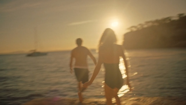 Video Reference: People on beach, Sky, Beach, Atmospheric phenomenon, Sea, Fun, Vacation, Friendship, Ocean, Sunlight, Person