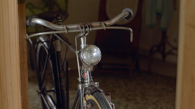 Video Reference: bicycle seat, seat, support, device, bike, bicycle