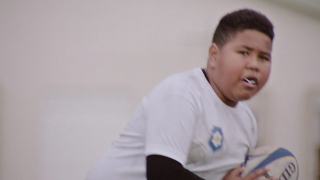 Video Reference: Arm, Shoulder, Joint, Chin, Cheek, Neck, Muscle, Elbow, Sitting, T-shirt