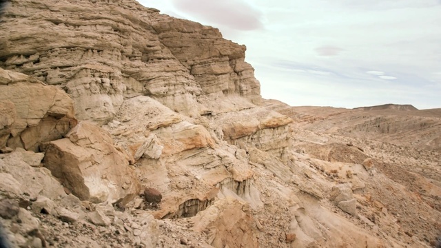 Video Reference: badlands, rock, wadi, geology, makhtesh, escarpment, formation, fault, sky, cliff