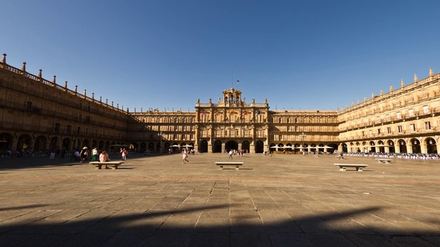 Video Reference: City, Plaza, Town square, Public space, Landmark, Human settlement, Building, Sky, Architecture, Palace