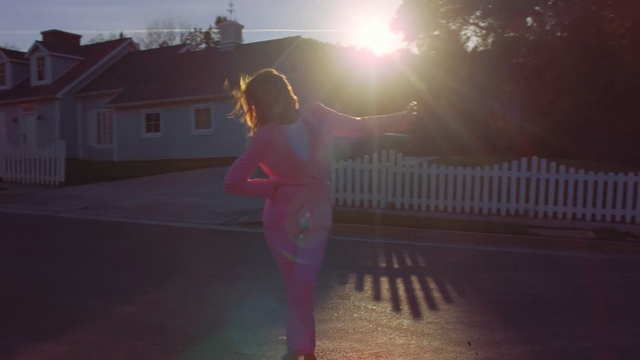 Video Reference: Sky, Light, Atmospheric phenomenon, Sunlight, Pink, Beauty, Morning, Cloud, Lens flare, Backlighting