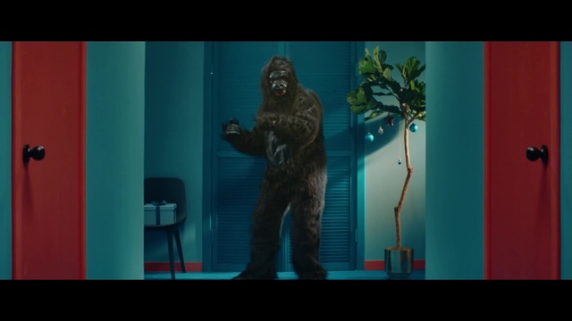 Video Reference: Chewbacca, Human, Digital compositing, Organism, Adaptation, Room, Fictional character, Fiction, Screenshot, Darkness