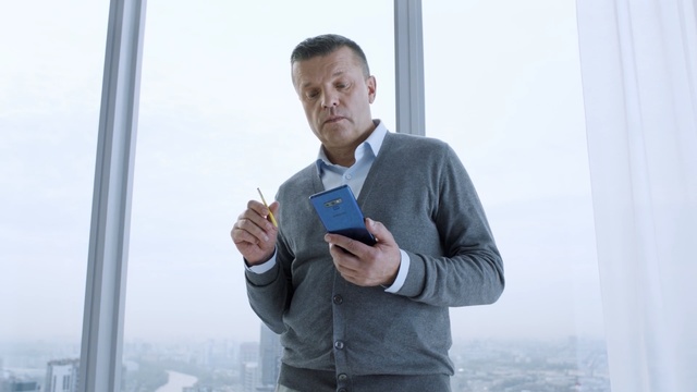 Video Reference: White-collar worker, Technology, Businessperson, Electronic device, Gadget, Gesture, Mobile phone, Person