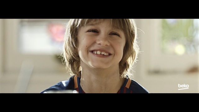 Video Reference: face, facial expression, smile, girl, head, beauty, emotion, snapshot, photography, eye, Person