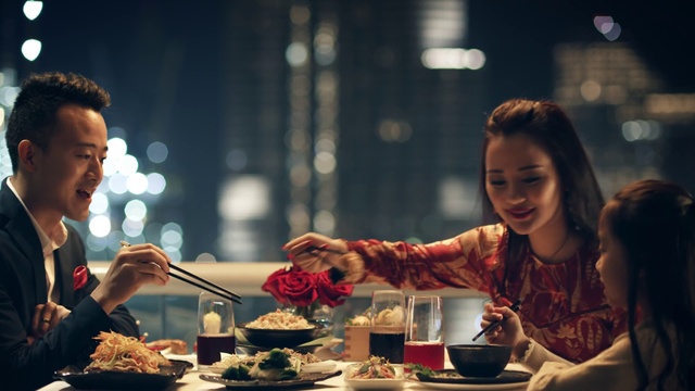 Video Reference: Restaurant, Human, Conversation, Meal, Interaction, Hand, Supper, Table, Dinner, Photography