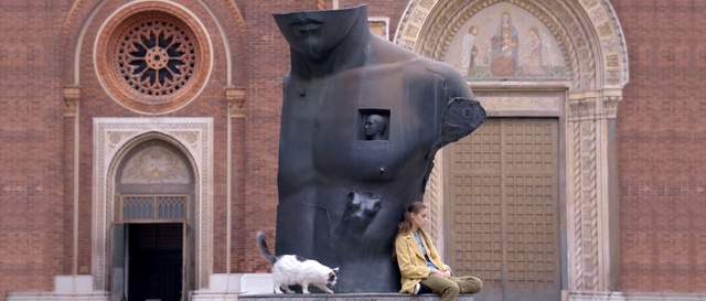 Video Reference: statue, sculpture, monument, window, tourist attraction, arch, facade, building