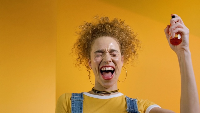 Video Reference: yellow, facial expression, fun, shout, smile, happiness, laughter, human behavior, Person