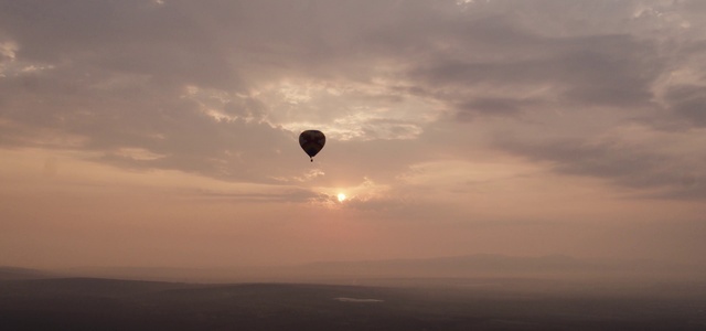 Video Reference: Sky, Hot air ballooning, Hot air balloon, Cloud, Atmospheric phenomenon, Atmosphere, Air sports, Morning, Horizon, Balloon