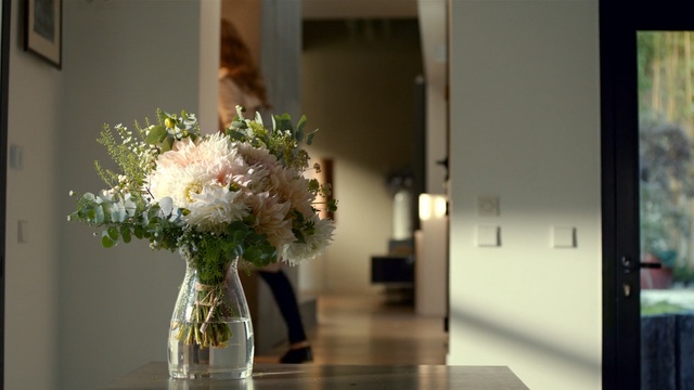 Video Reference: Bouquet, Flower Arranging, Flower, Floristry, Floral design, Cut flowers, Plant, Centrepiece, Room, Vase