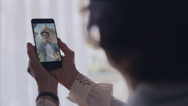 Video Reference: Gadget, Mobile phone, Smartphone, Communication Device, Electronic device, Technology, Photography, Portable communications device, Hand, Selfie