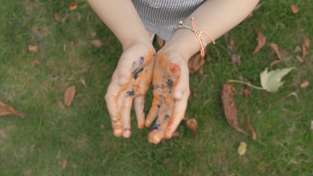 Video Reference: grass, hand, leg, finger, arm, foot, plant, girl, tree, Person