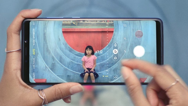 Video Reference: Gadget, Smartphone, Mobile phone, Portable communications device, Communication Device, Electronic device, Technology, Hand, Iphone, Finger