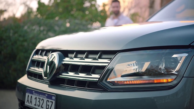 Video Reference: Land vehicle, Vehicle, Car, Volkswagen amarok, Grille, Automotive design, Volkswagen, Headlamp, Sport utility vehicle, Automotive lighting