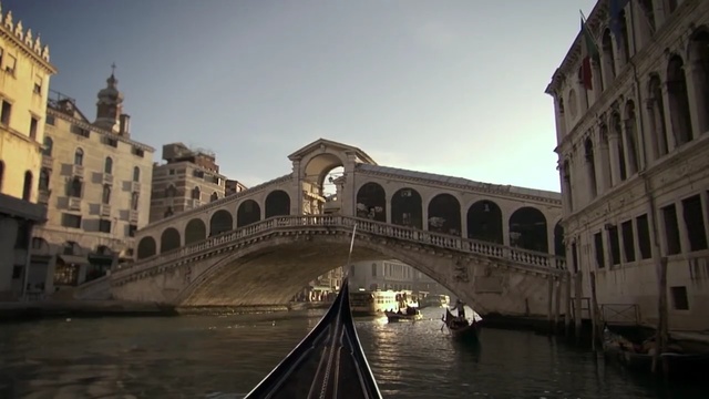 Video Reference: waterway, landmark, gondola, canal, sky, tourist attraction, vehicle, building, bridge, city