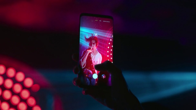 Video Reference: Performance, Entertainment, Light, Red, Gadget, Performing arts, Pink, Magenta, Technology, Electronic device