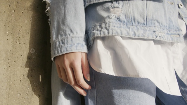Video Reference: Jeans, Denim, Leg, Textile, Pocket, Waist, Hand, Beige, Shirt, Trousers