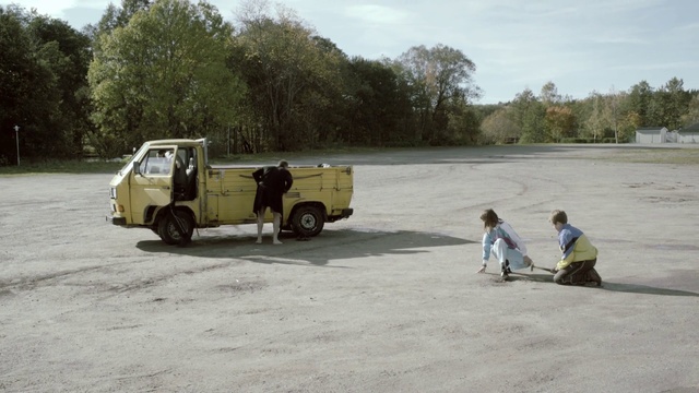 Video Reference: Vehicle, Mode of transport, Transport, Car, Asphalt, Commercial vehicle, Truck