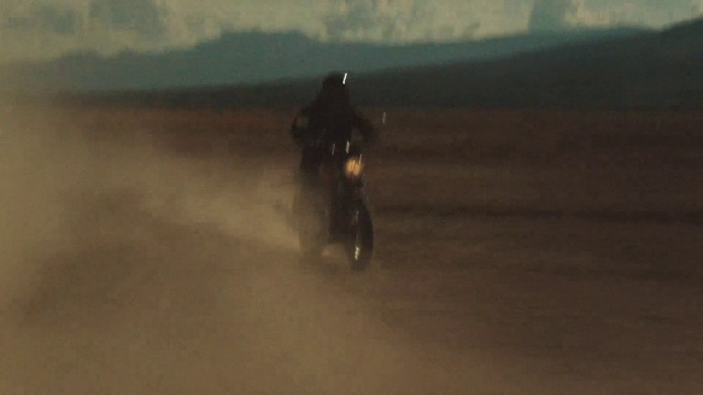 Video Reference: Atmospheric phenomenon, Dust, Sand, Ecoregion, Motorcycle, Morning, Vehicle, Soil, Plain, Landscape