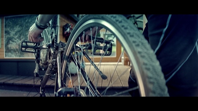 Video Reference: Bicycle wheel, Tire, Bicycle tire, Wheel, Spoke, Automotive tire, Vehicle, Bicycle part, Rim, Bicycle drivetrain part