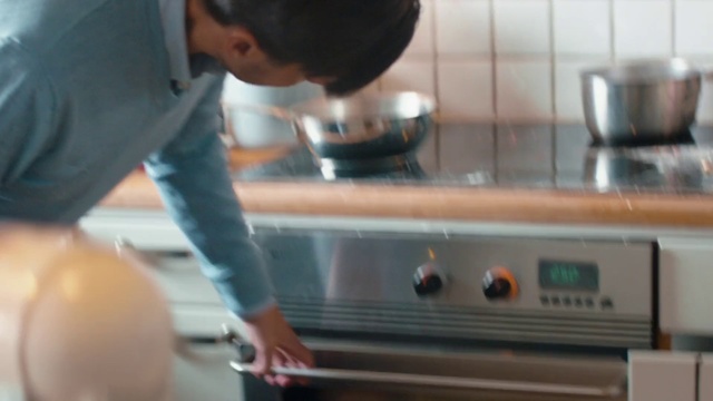 Video Reference: Kitchen appliance, Cooking, Kitchen, Gas, Hand, Machine