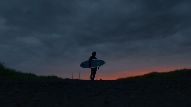 Video Reference: sky, atmosphere, darkness, dusk, morning, evening, cloud, water, dawn, sunrise, Person