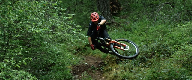 Video Reference: Land vehicle, Vehicle, Bicycle, Downhill mountain biking, Cycle sport, Cycling, Freeride, Mountain bike, Mountain biking, Mountain bike racing