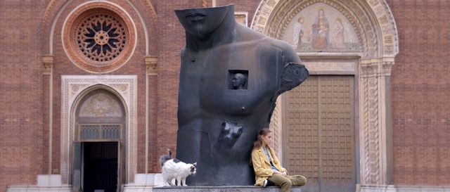 Video Reference: statue, sculpture, monument, tourist attraction, memorial, arch, building, window, facade, ancient history, Person