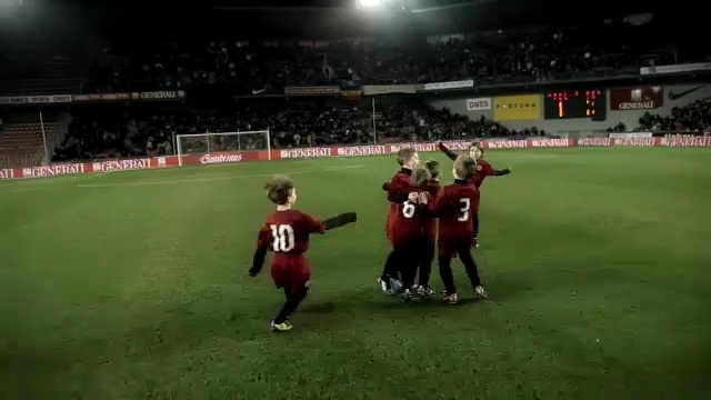 Video Reference: player, sport venue, football player, soccer player, gridiron football, football, stadium, sports, team, grass