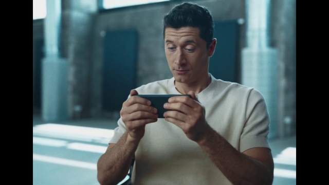 Video Reference: Hand, Arm, Eyebrow, Shoulder, Dress shirt, Gesture, Flash photography, Street fashion, Communication Device, T-shirt