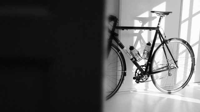 Video Reference: Bicycle, Bicycle wheel, Bicycle part, White, Bicycle accessory, Bicycle frame, Hybrid bicycle, Spoke, Bicycle handlebar, Bicycle tire