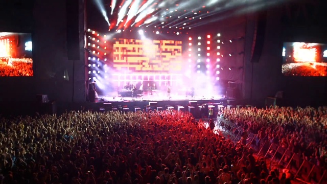 Video Reference: Performance, Entertainment, Stage, Crowd, Concert, Rock concert, Red, Light, Performing arts, Event