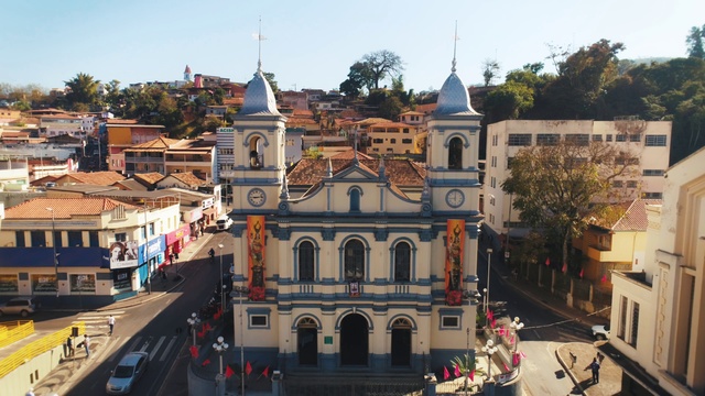 Video Reference: Town, Building, Landmark, Architecture, City, Human settlement, Urban area, Neighbourhood, Facade, Town square