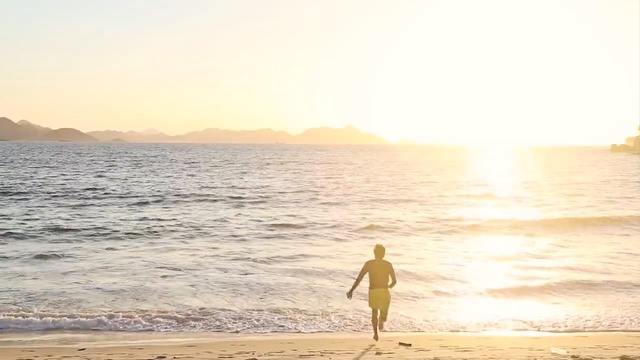 Video Reference: People on beach, People in nature, Sky, Beach, Sea, Horizon, Ocean, Shore, Morning, Vacation, Person