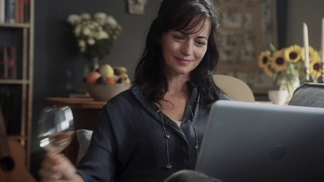 Video Reference: Smile, Long hair, Brown hair, White-collar worker, Ear