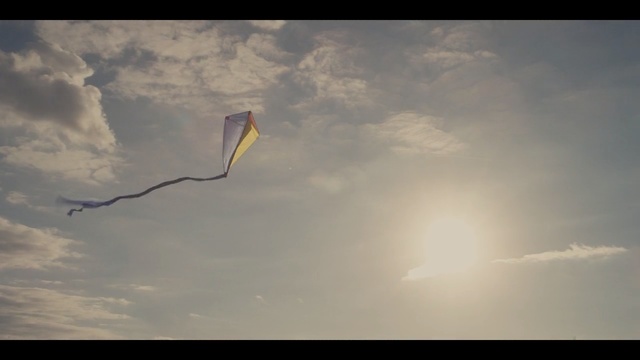 Video Reference: Sky, Cloud, Atmosphere, Daytime, Wind, Sunlight, Kite sports, Kite, Sport kite, Evening
