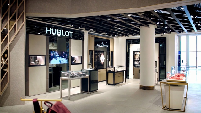 Video Reference: Building, Ceiling, Interior design, Architecture, Design, Automotive design, Floor, Room, Boutique, Furniture, Indoor, Table, Living, Window, Sitting, Computer, Large, Television, Area, Office, Kitchen, White, Screen, Filled, Modern, Empty, View, Desk, Bench, Laptop, Black, Station, Luggage, Standing, Man, People, Group, Video, Exhibition, Text