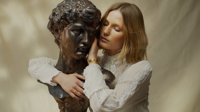 Video Reference: Sculpture, Statue, Art, Interaction, Classical sculpture, Figurine, Photography, Monument, Nonbuilding structure, Tourist attraction