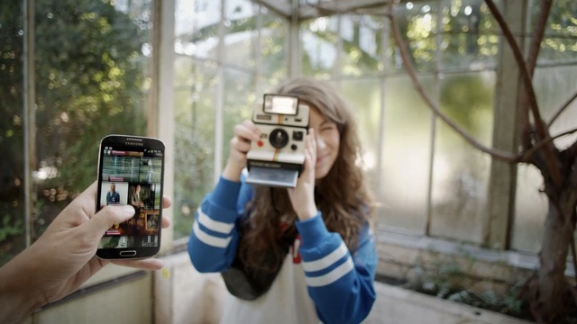 Video Reference: Photograph, Cameras & optics, Camera, Camera accessory, Photography, Selfie, Tree, Hand, Digital camera, Electronic device