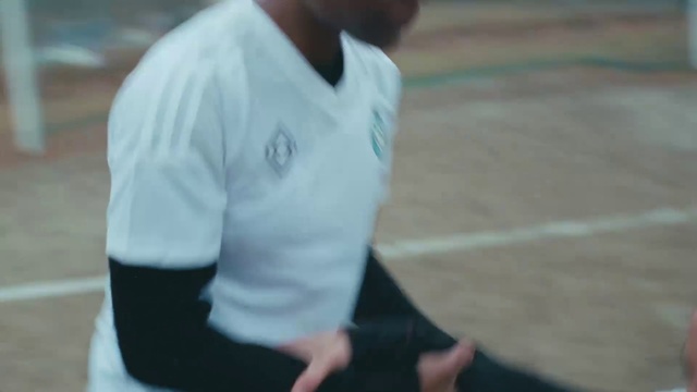 Video Reference: Arm, Joint, Shoulder, Elbow, Sitting, Knee, Sleeve, Player, Sports training, T-shirt